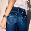 Low-Rise Bootcut-Jeans in dunkler Waschung Low-Rise Bootcut-Jeans in dunkler Waschung