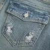 Low Rise Bootcut-Jeans mit Schmetterlingsstickerei in mittlerer Waschung Low Rise Bootcut-Jeans mit Schmetterlingsstickerei in mittlerer Waschung