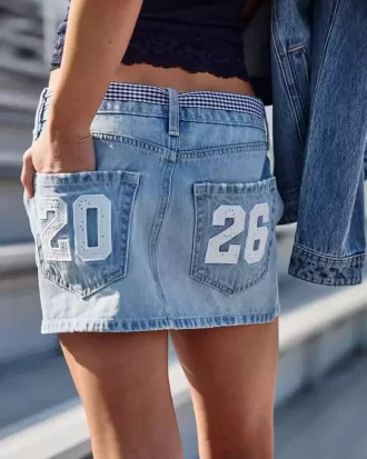 Low-Rise-Mini-Jeansrock der Klasse 26