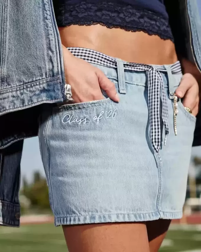 Low-Rise-Mini-Jeansrock der Klasse 26