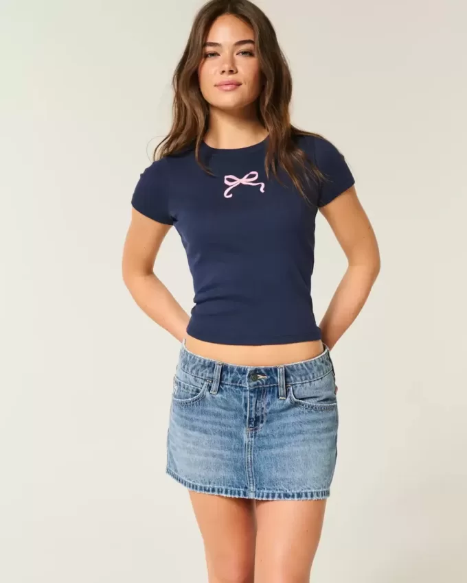 Low-Rise-Mini-Jeansrock mit bestickter Schleife Low-Rise-Mini-Jeansrock mit bestickter Schleife