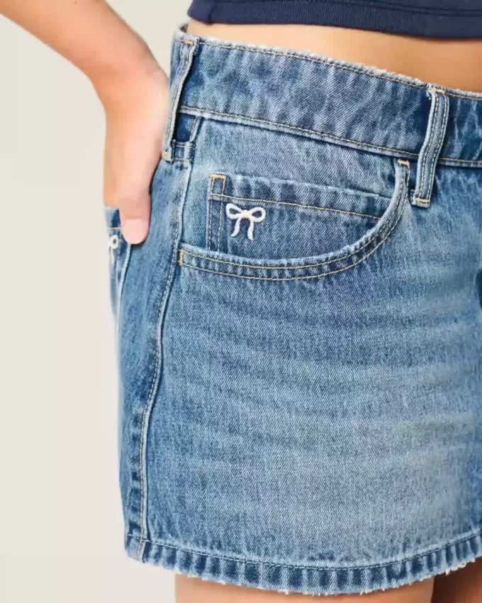 Low-Rise-Mini-Jeansrock mit bestickter Schleife Low-Rise-Mini-Jeansrock mit bestickter Schleife