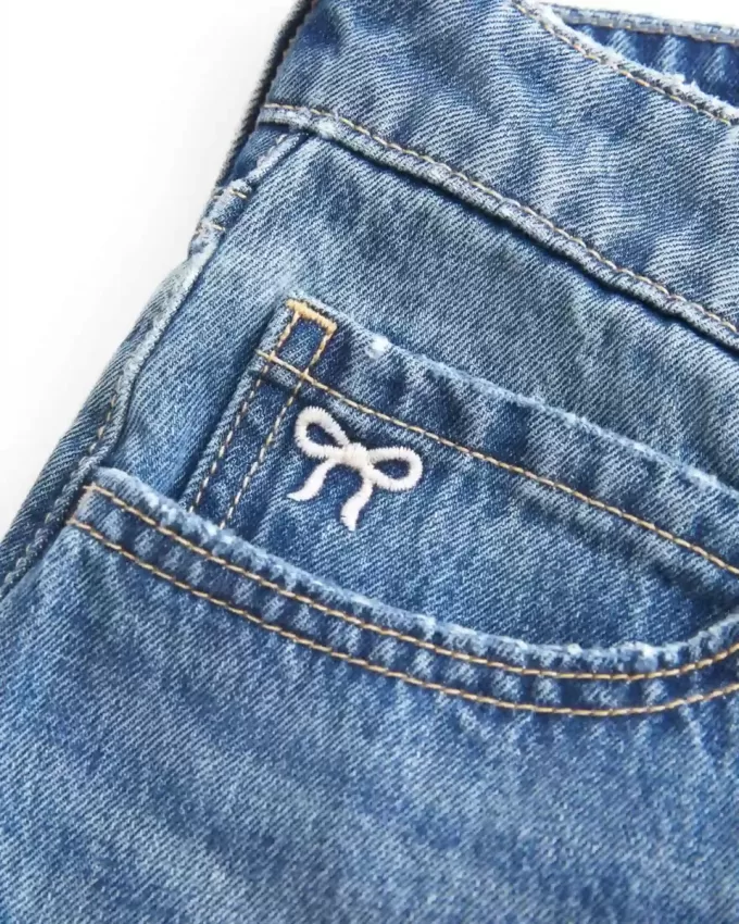 Low-Rise-Mini-Jeansrock mit bestickter Schleife Low-Rise-Mini-Jeansrock mit bestickter Schleife