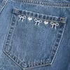 Low-Rise-Mini-Jeansrock mit bestickter Schleife Low-Rise-Mini-Jeansrock mit bestickter Schleife