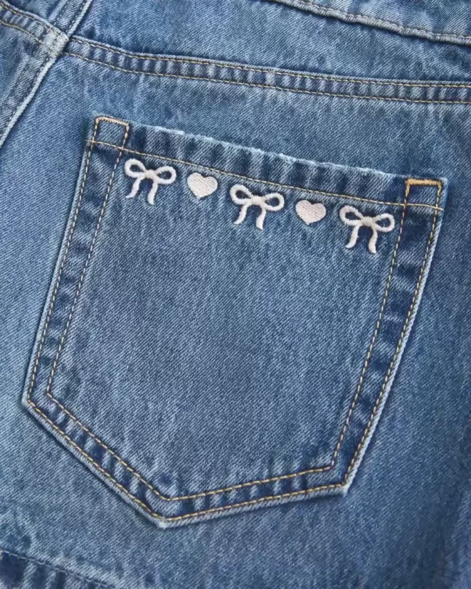 Low-Rise-Mini-Jeansrock mit bestickter Schleife Low-Rise-Mini-Jeansrock mit bestickter Schleife