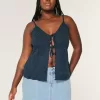 Low-Rise-Mini-Skort aus Denim in mittlerer Waschung Low-Rise-Mini-Skort aus Denim in mittlerer Waschung