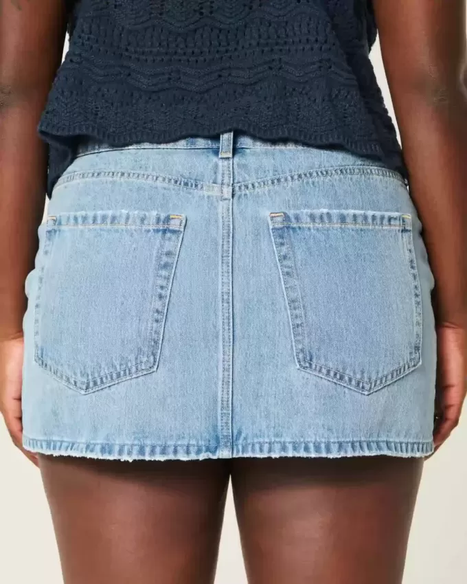 Low-Rise-Mini-Skort aus Denim in mittlerer Waschung Low-Rise-Mini-Skort aus Denim in mittlerer Waschung