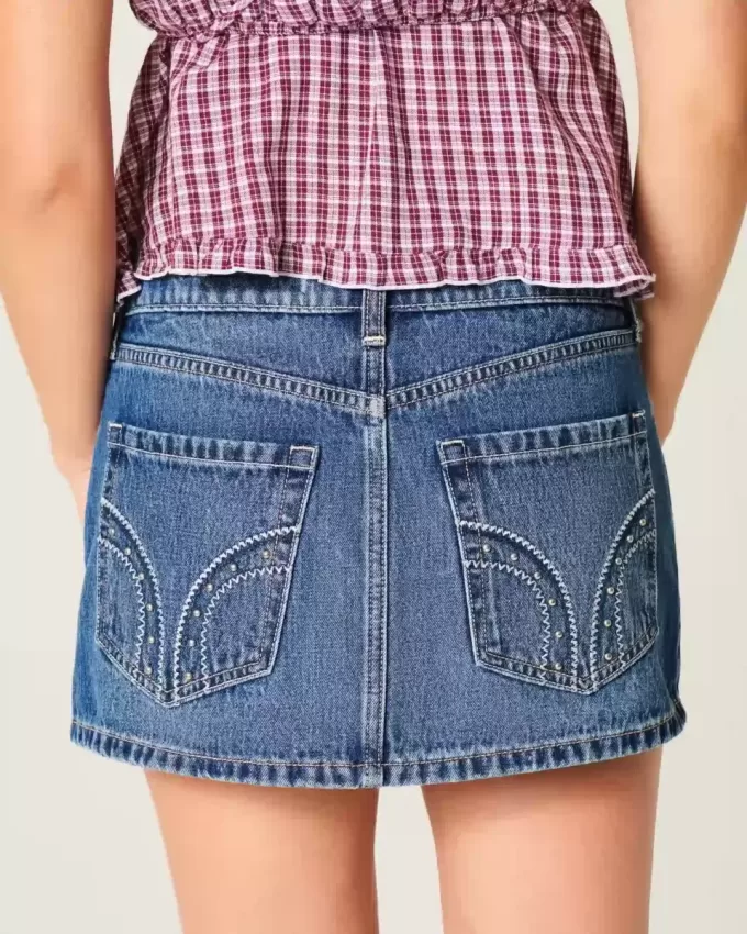 Low-Rise-Mini-Skort aus Denim mit Nieten Low-Rise-Mini-Skort aus Denim mit Nieten