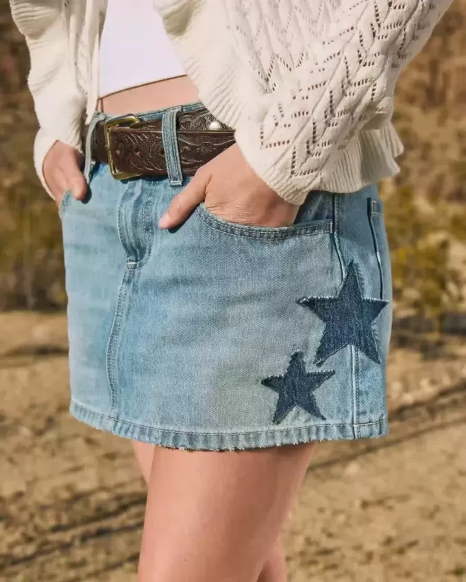 Low-Rise-Mini-Skort aus Denim mit Stern-Applikation in mittlerer Waschung Low-Rise-Mini-Skort aus Denim mit Stern-Applikation in mittlerer Waschung