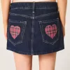 Low-Rise-Mini-Skort aus dunkel gewaschenem, kariertem Denim mit Tasche Low-Rise-Mini-Skort aus dunkel gewaschenem, kariertem Denim mit Tasche
