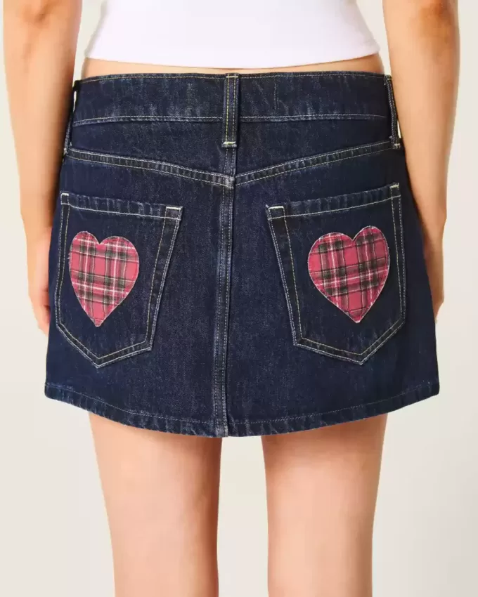 Low-Rise-Mini-Skort aus dunkel gewaschenem, kariertem Denim mit Tasche Low-Rise-Mini-Skort aus dunkel gewaschenem, kariertem Denim mit Tasche