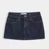 Low-Rise-Mini-Skort aus dunkel gewaschenem, kariertem Denim mit Tasche Low-Rise-Mini-Skort aus dunkel gewaschenem, kariertem Denim mit Tasche