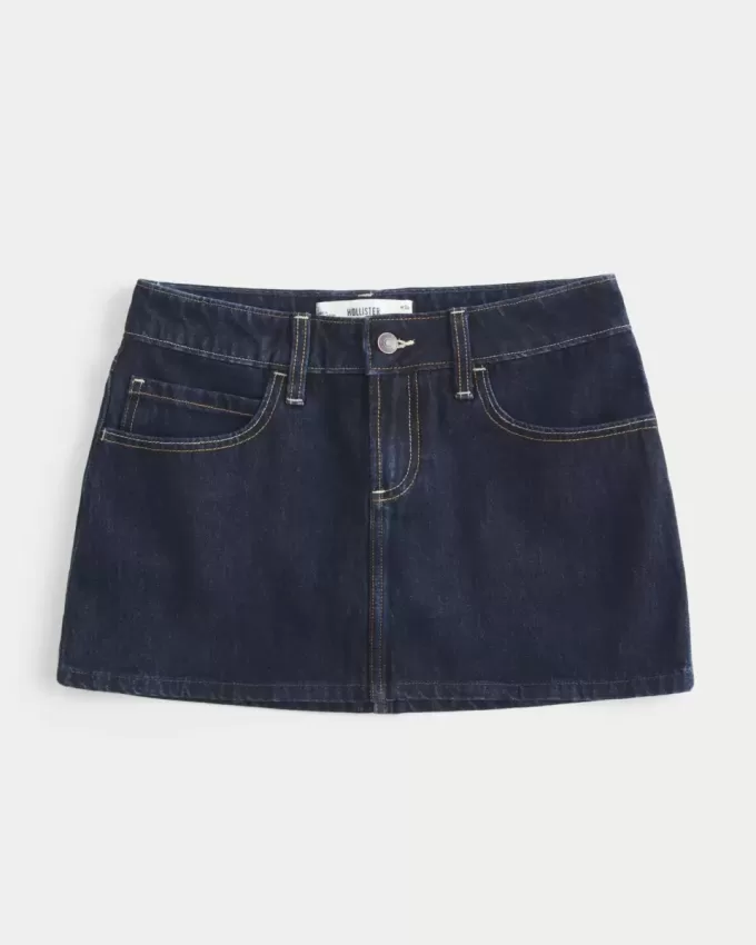 Low-Rise-Mini-Skort aus dunkel gewaschenem, kariertem Denim mit Tasche Low-Rise-Mini-Skort aus dunkel gewaschenem, kariertem Denim mit Tasche