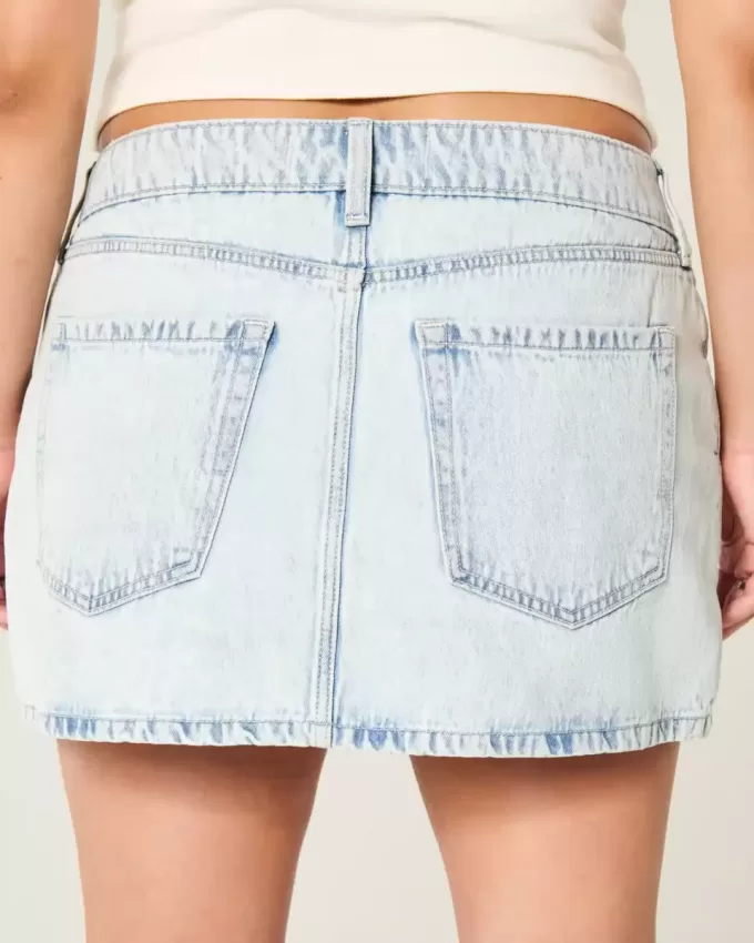 Low-Rise-Mini-Skort aus hell gewaschenem Denim Low-Rise-Mini-Skort aus hell gewaschenem Denim
