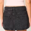 Low-Rise-Mini-Skort aus verwaschenem schwarzem Denim Low-Rise-Mini-Skort aus verwaschenem schwarzem Denim