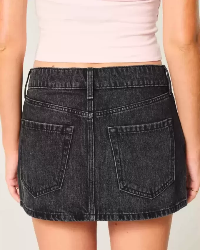 Low-Rise-Mini-Skort aus verwaschenem schwarzem Denim Low-Rise-Mini-Skort aus verwaschenem schwarzem Denim