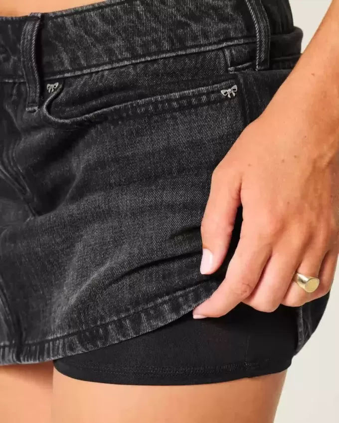 Low-Rise-Mini-Skort aus verwaschenem schwarzem Denim Low-Rise-Mini-Skort aus verwaschenem schwarzem Denim