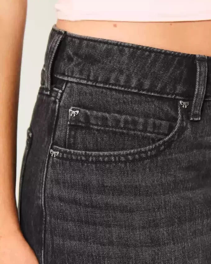 Low-Rise-Mini-Skort aus verwaschenem schwarzem Denim Low-Rise-Mini-Skort aus verwaschenem schwarzem Denim