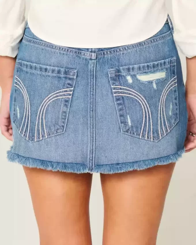 Low-Rise-Mini-Skort aus zerrissenem, dunkel gewaschenem Denim Low-Rise-Mini-Skort aus zerrissenem, dunkel gewaschenem Denim