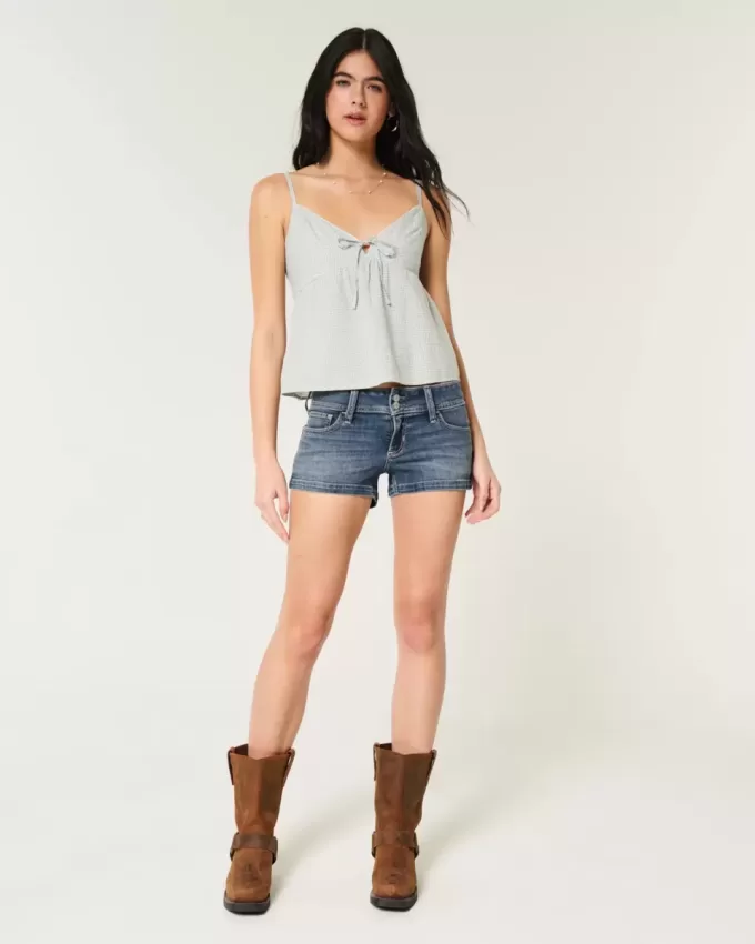 Low-Rise-Shortie-Shorts aus Denim in mittlerer Waschung Low-Rise-Shortie-Shorts aus Denim in mittlerer Waschung