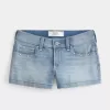 Low-Rise-Shortie-Shorts aus Denim mit mittlerer Waschung und Nieten Low-Rise-Shortie-Shorts aus Denim mit mittlerer Waschung und Nieten