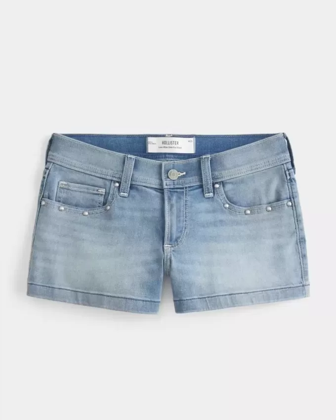 Low-Rise-Shortie-Shorts aus Denim mit mittlerer Waschung und Nieten Low-Rise-Shortie-Shorts aus Denim mit mittlerer Waschung und Nieten