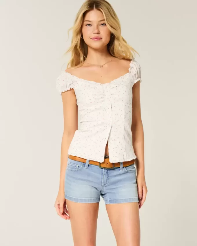 Low-Rise-Shortie-Shorts aus hell gewaschenem Denim Low-Rise-Shortie-Shorts aus hell gewaschenem Denim