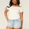 Low-Rise-Shortie-Shorts aus hell gewaschenem Denim Low-Rise-Shortie-Shorts aus hell gewaschenem Denim