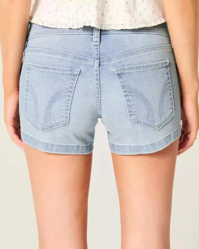 Low-Rise-Shortie-Shorts aus hell gewaschenem Denim Low-Rise-Shortie-Shorts aus hell gewaschenem Denim