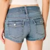 Low-Rise-Shortie-Shorts aus hell gewaschenem Denim Low-Rise-Shortie-Shorts aus hell gewaschenem Denim