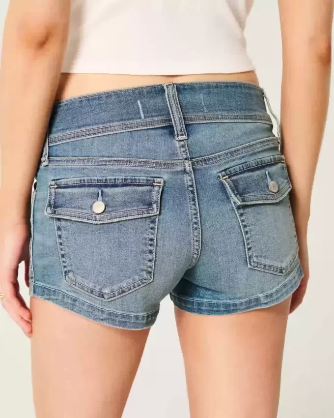 Low-Rise-Shortie-Shorts aus hell gewaschenem Denim Low-Rise-Shortie-Shorts aus hell gewaschenem Denim