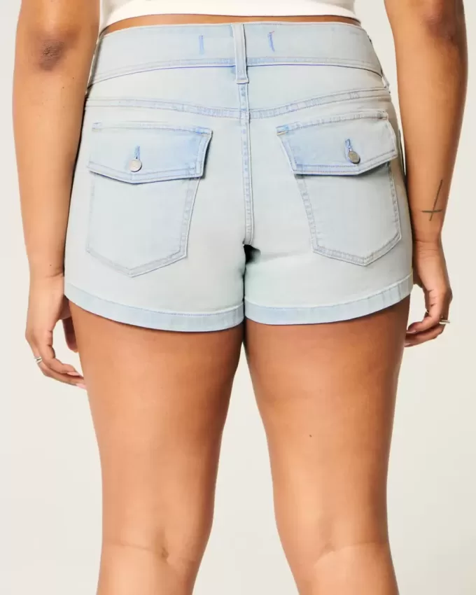 Low-Rise-Shortie-Shorts aus hell gewaschenem Denim Low-Rise-Shortie-Shorts aus hell gewaschenem Denim