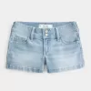 Low-Rise-Shortie-Shorts aus hell gewaschenem Denim Low-Rise-Shortie-Shorts aus hell gewaschenem Denim