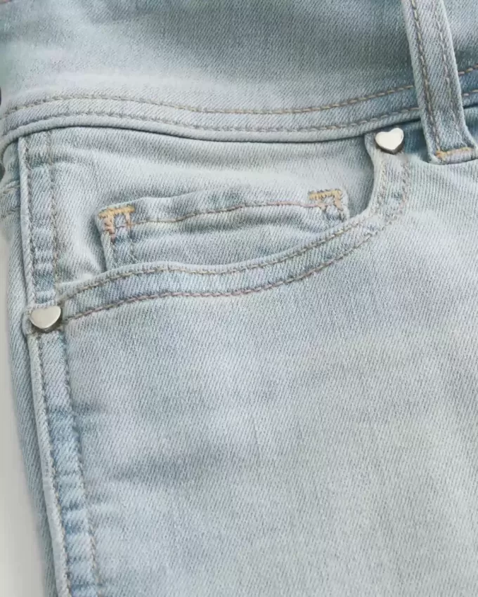 Low-Rise-Shortie-Shorts aus hell gewaschenem Denim Low-Rise-Shortie-Shorts aus hell gewaschenem Denim