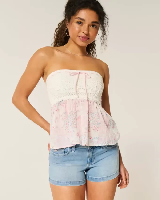 Low-Rise-Shortie-Shorts aus hell gewaschenem Denim mit Blumenstickerei Low-Rise-Shortie-Shorts aus hell gewaschenem Denim mit Blumenstickerei