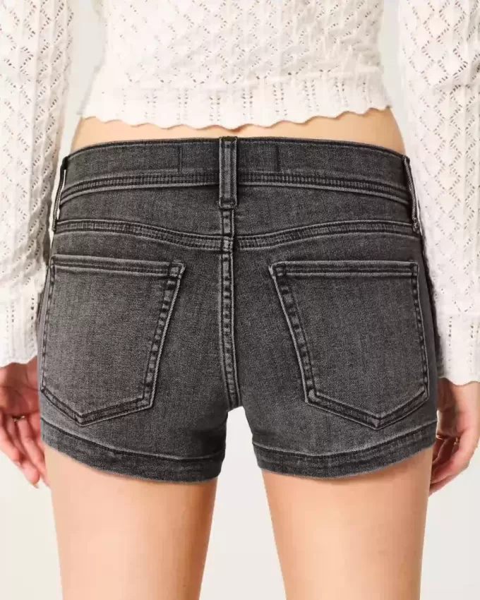 Low-Rise Shortie-Shorts aus verwaschenem schwarzem Denim Low-Rise Shortie-Shorts aus verwaschenem schwarzem Denim