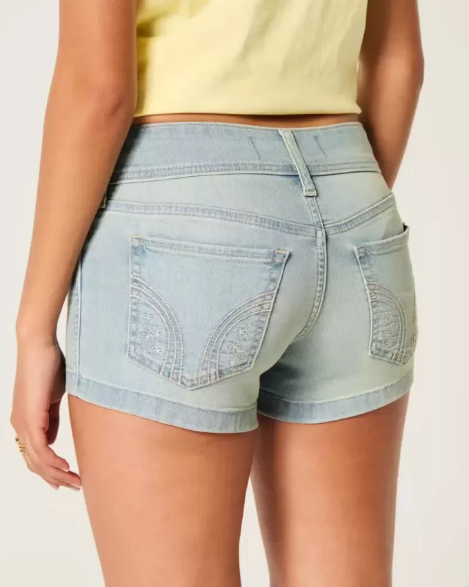 Low-Rise-Shorts aus hell gewaschenem Denim mit Blumenmuster und Tasche Low-Rise-Shorts aus hell gewaschenem Denim mit Blumenmuster und Tasche