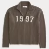 Lässiger Pullover mit Reißverschluss und Zahlengrafik Lässiger Pullover mit Reißverschluss und Zahlengrafik