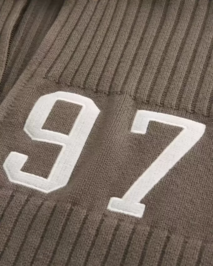 Lässiger Pullover mit Reißverschluss und Zahlengrafik Lässiger Pullover mit Reißverschluss und Zahlengrafik