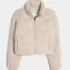 Mini-Pufferjacke aus Strick