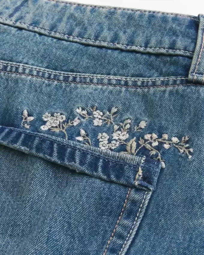 Mini-Skort aus besticktem Denim in mittlerer Waschung Mini-Skort aus besticktem Denim in mittlerer Waschung