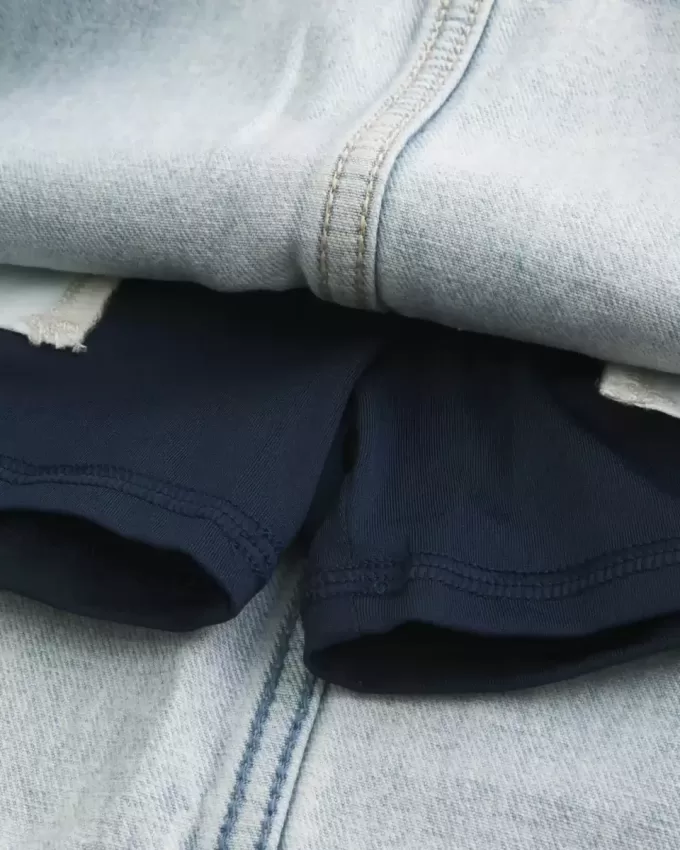 Mini-Skort aus Denim mit heller Waschung und Schnürsenkeln Mini-Skort aus Denim mit heller Waschung und Schnürsenkeln