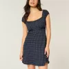 Minikleid aus Kreppsatin mit Band Minikleid aus Kreppsatin mit Band