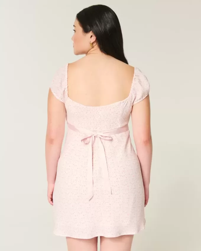 Minikleid aus Kreppsatin mit Band Minikleid aus Kreppsatin mit Band