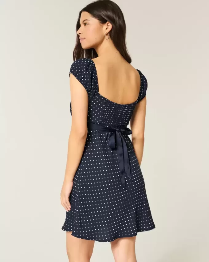 Minikleid aus Kreppsatin mit Band Minikleid aus Kreppsatin mit Band