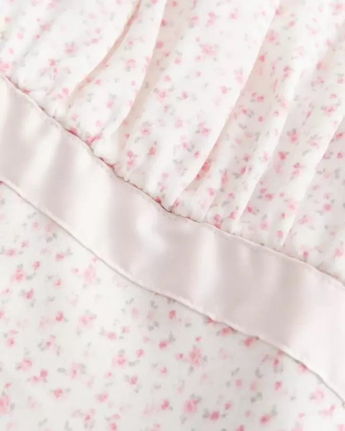 Minikleid aus Kreppsatin mit Band Minikleid aus Kreppsatin mit Band