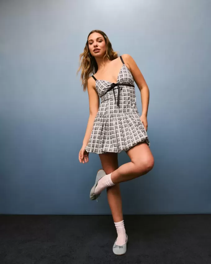 Minikleid mit V-Ausschnitt und Bubble-Muster Minikleid mit V-Ausschnitt und Bubble-Muster