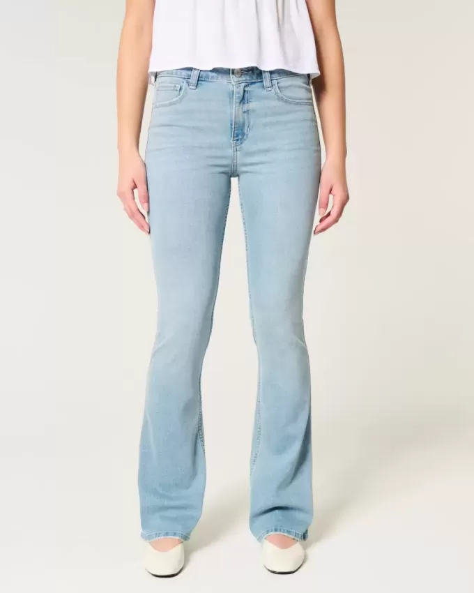 Mittelhohe Bootcut-Jeans in heller Waschung Mittelhohe Bootcut-Jeans in heller Waschung