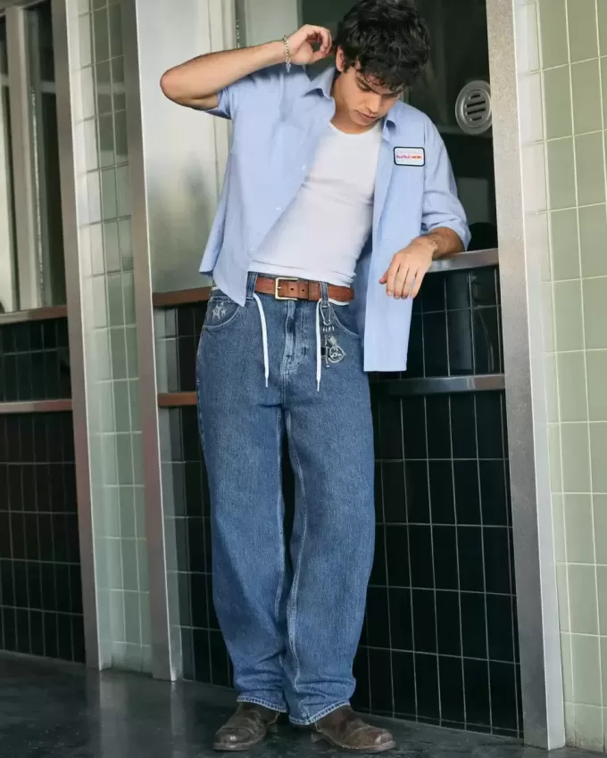Mittelwaschbare Skater-Baggy-Jeans mit Sterngrafik Mittelwaschbare Skater-Baggy-Jeans mit Sterngrafik