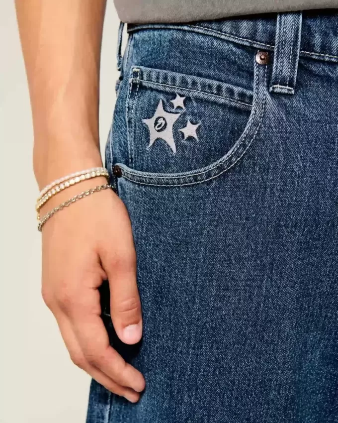 Mittelwaschbare Skater-Baggy-Jeans mit Sterngrafik Mittelwaschbare Skater-Baggy-Jeans mit Sterngrafik